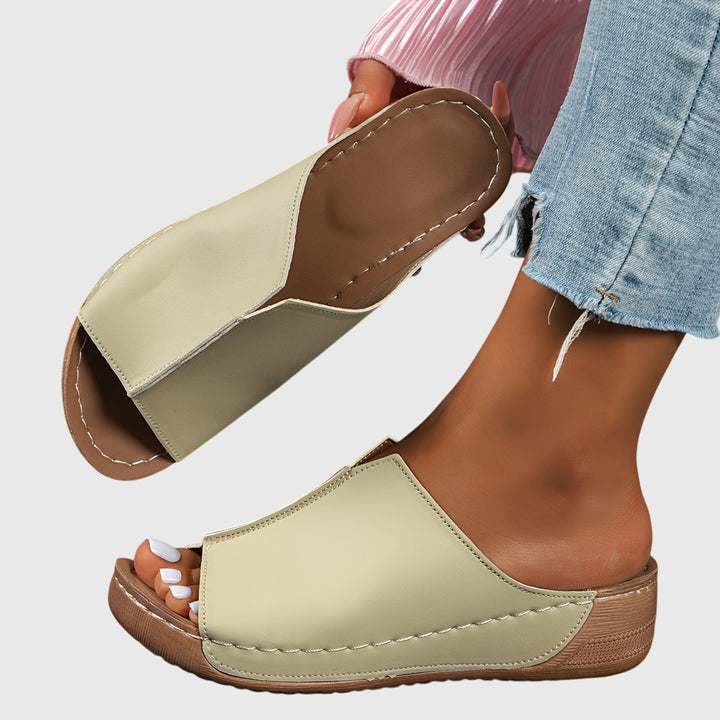 Casual elegant women's flat sandals. Open-toe, ergonomic design with foot support for comfortable summer days.