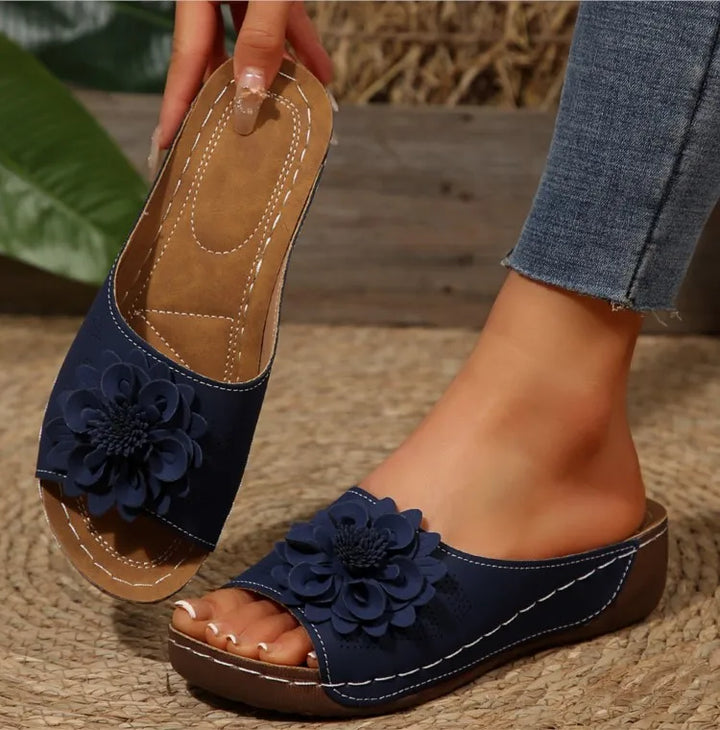 Stylish women's floral flat sandals, designed for easy wear and summer beach outings