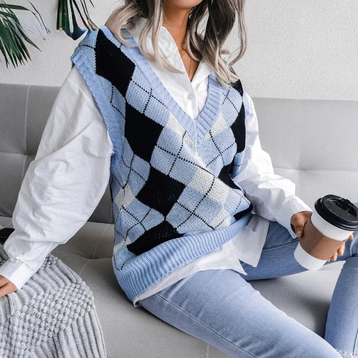 Detail view: Elegant houndstooth knit pattern on a women's chic sleeveless vest top.