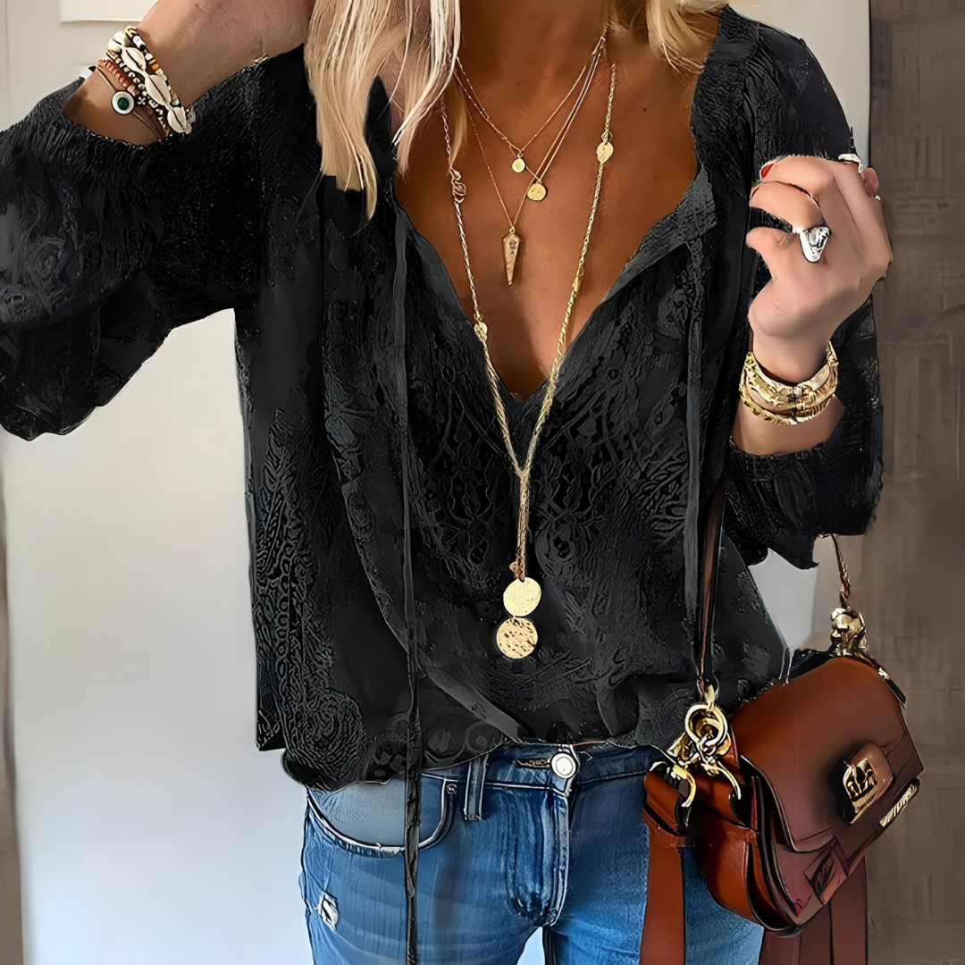 Relaxed women's bohemian style top with artisan details, ideal for comfortable summer casual wear.