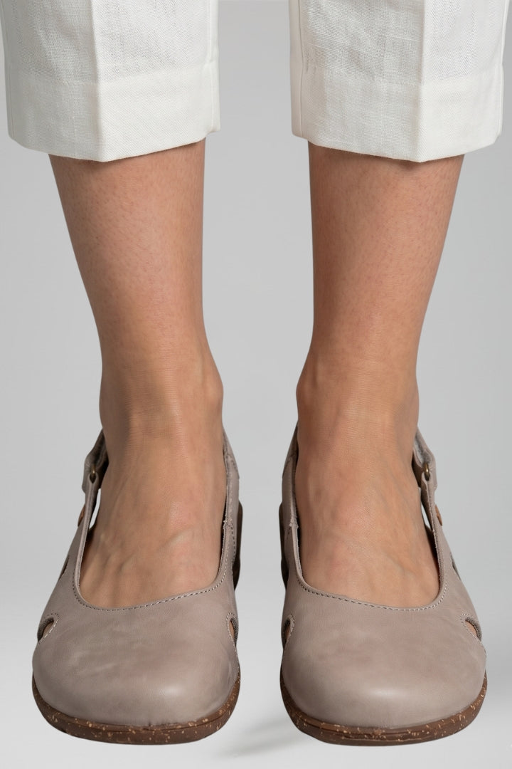 Lightweight women's orthopaedic sandals, adjustable and cushioned, ideal for summer daily wear and walking.