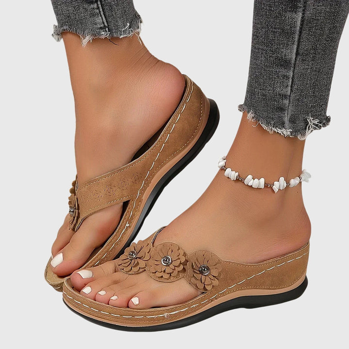 Stylish women's summer flip flops with advanced arch support, ensuring all-day comfort and stability.