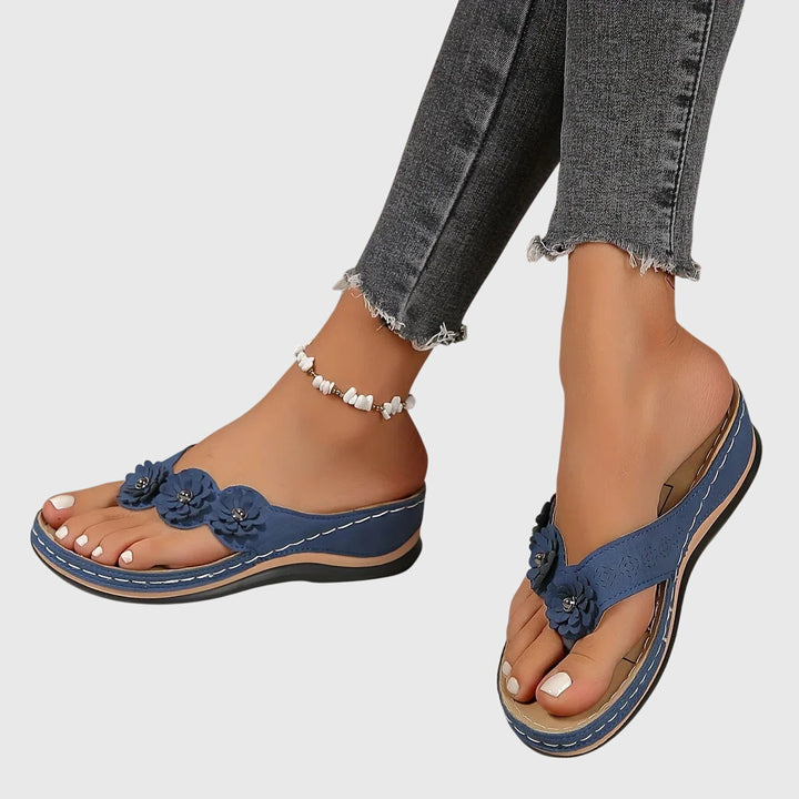 Shock-absorbing women's flip flops with excellent arch support, ensuring ultimate comfort and stability.
