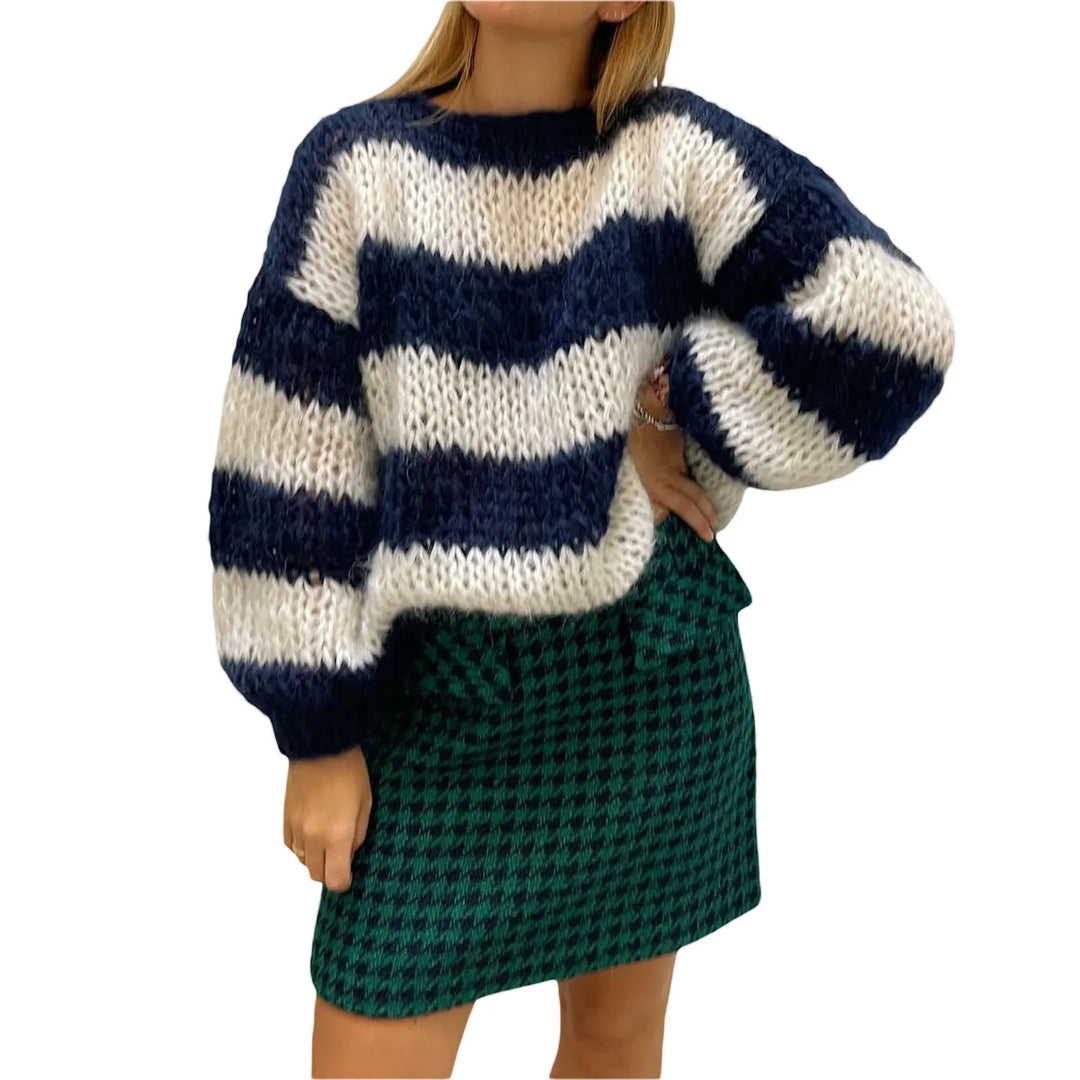 Women's oversized striped knitted jumper for cozy winter comfort. Long sleeve casual knitwear.