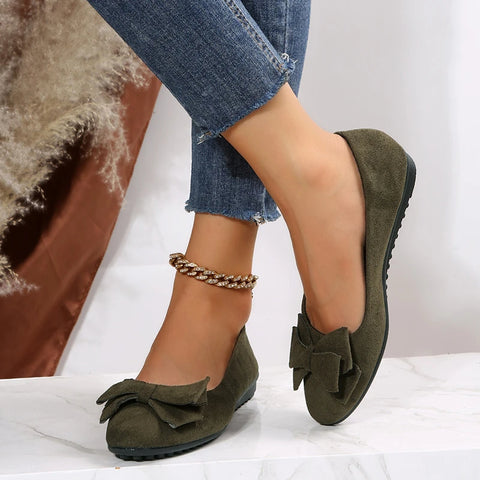 Stylish women's ballet flats featuring a charming bow accent, offering comfort and elegance for spring occasions.