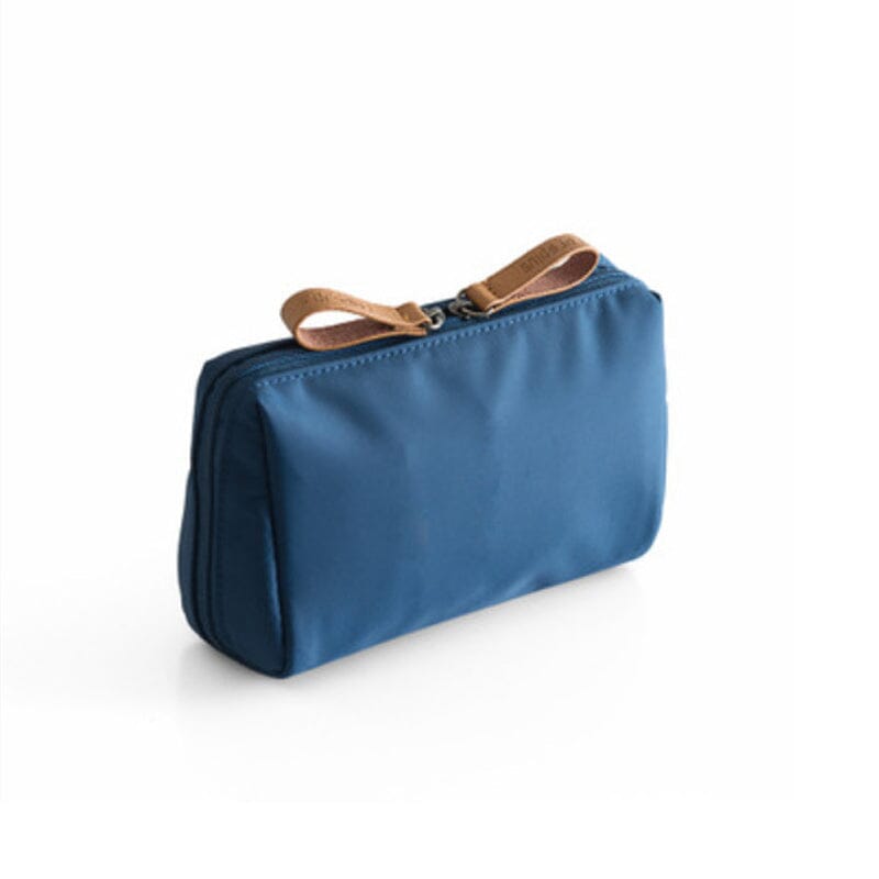 Spacious women's travel makeup pouch, keeps cosmetics organized