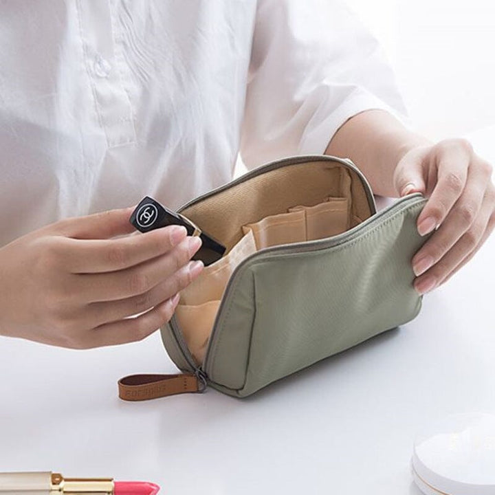 Stylish women's travel cosmetic pouch, waterproof, for makeup storage
