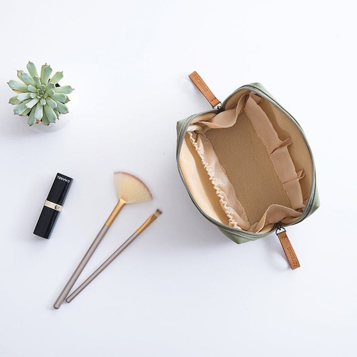 Fashionable women's travel makeup bag with multiple compartments