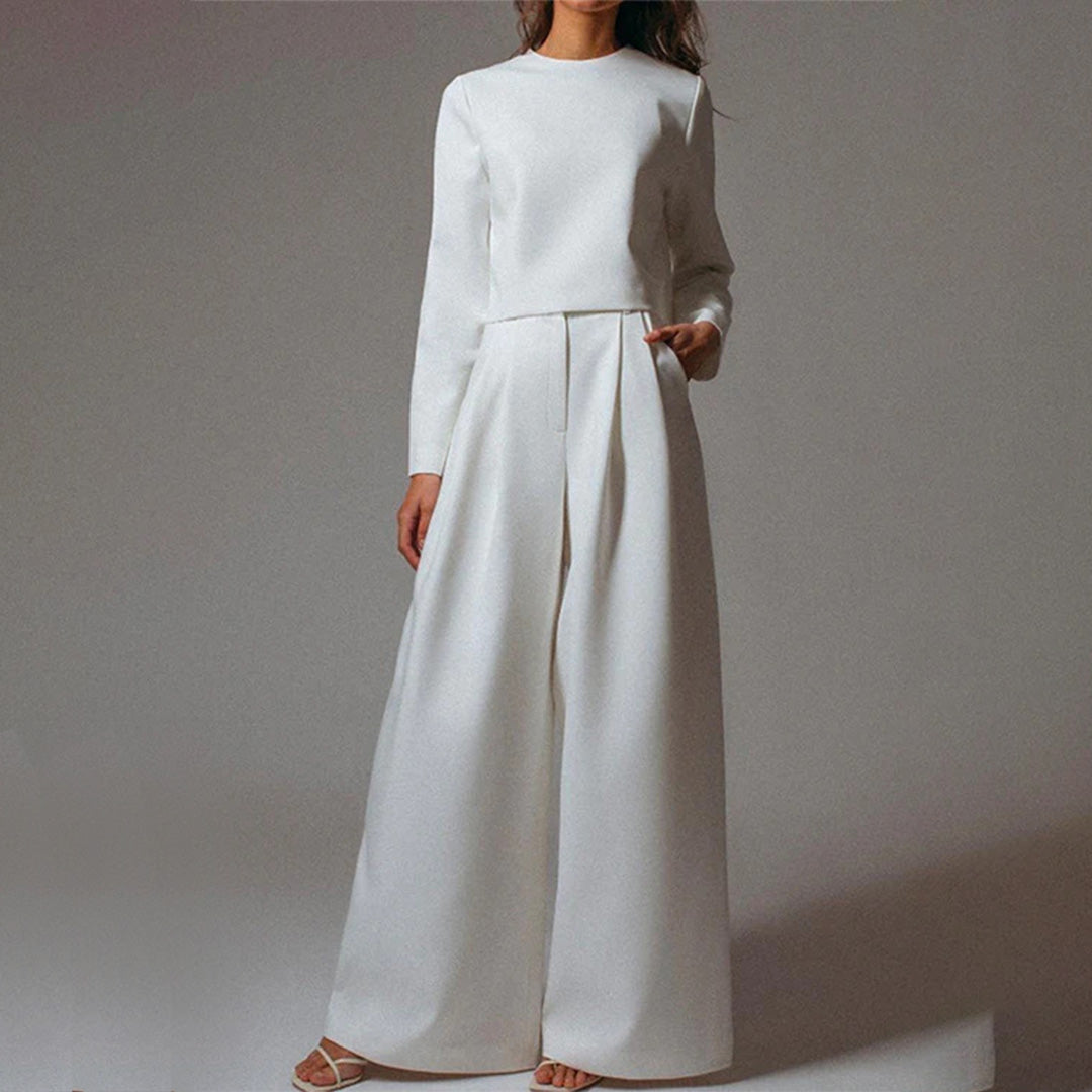 Modern women's matching set: a relaxed cropped top & wide-leg trousers, perfect for summer fashion.