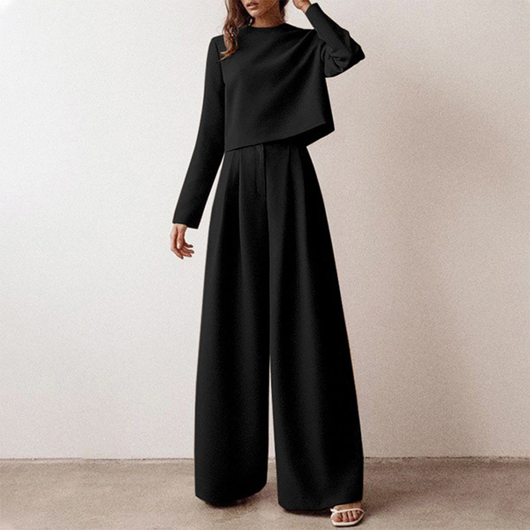 Elegant women's matching set with a relaxed cropped top and comfortable wide-leg trousers.