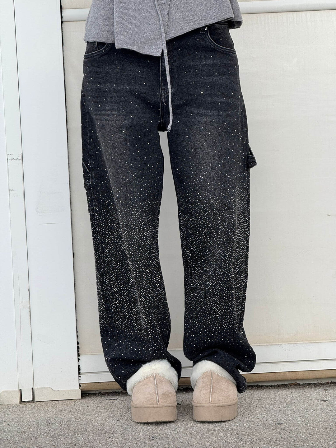 Chic women's wide leg trousers in a flowy fabric, suitable for spring comfort and style.