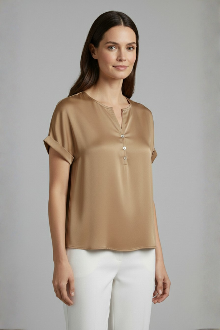 Women's V-neck t-shirt, soft and loose-fitting with short sleeves, ideal for comfortable summer fashion.
