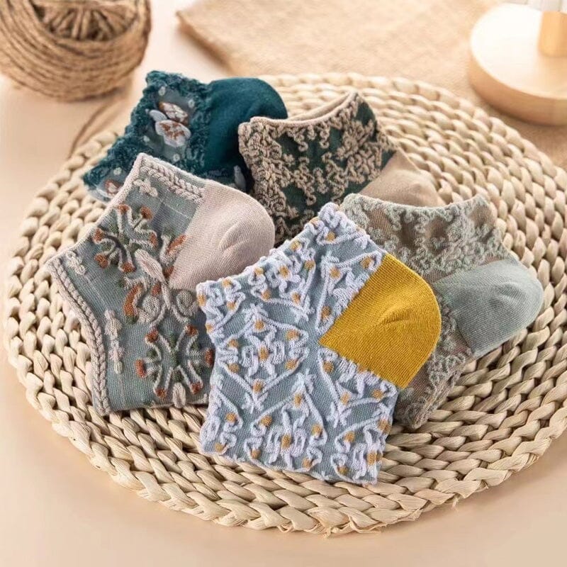 Breathable women's crew socks, embossed cotton, vintage floral motif, soft texture
