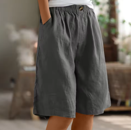 Comfortable knee-length women's shorts with elastic waist, perfect for everyday wear.
