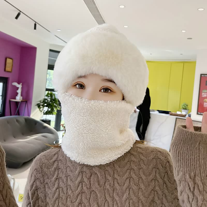 Comfortable women's beanie and scarf made of thick fleece, essential winter accessories